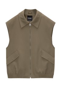 Gilet sans manches olive avec fermeture éclair à l'avant, col pointu et deux poches à rabat à l'avant ; présente un ourlet élastiqué pour un look ajusté.