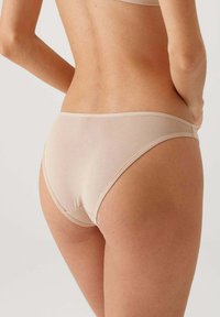 Beige katoenen bikiniondergoed met een gladde textuur en volledige dekking, met een low-rise tailleband en naadtooi.