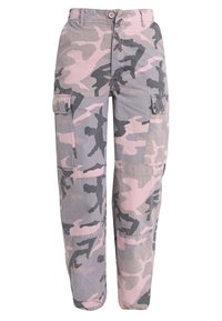 Cargo byxor i ett rosa och grått camouflage-mönster, med knappstängning, sidofickor och en avslappnad passform. Tillverkade av slitstark bomullstyg.