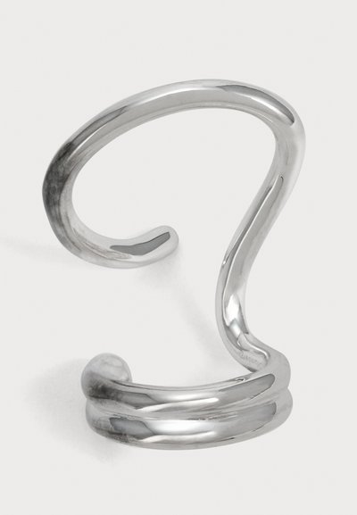 Bracelet manchette ouvert en argent poli, au design sculptural et fluide, composé de bandes courbes qui se chevauchent.