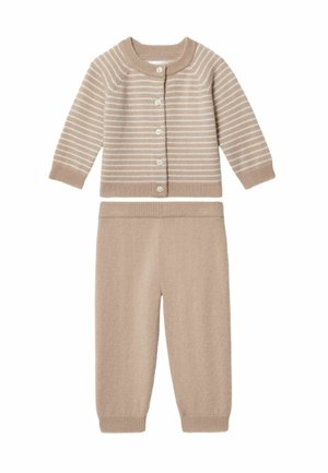 Beiges Babybekleidungsset mit knöpfbarem gestreiften Cardigan und einfarbigen Strickhosen mit gerippten Bündchen und Bund.