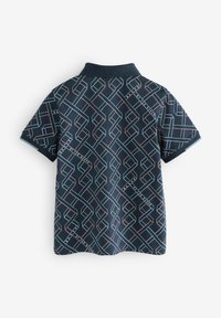 Námornícky polo tričko s geometrickým vzorom v červených a svetlomodrých líniách. S golierom, krátkymi rukávmi a textúrovanou tkaninou.