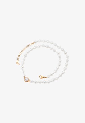 Hvid perlekæde med guldhardware, der har en hjerteformet lås og dekorativ krystalaccent, som viser en glat, skinnende finish.
