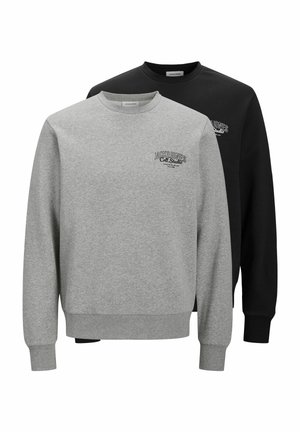 Dos sudaderas de cuello redondo Jack & Jones, una gris y otra negra, cada una con un pequeño texto de logo en el pecho.