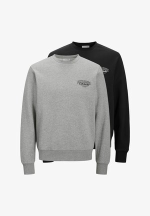 Dwa swetry z okrągłym dekoltem Jack & Jones, jeden szary, a drugi czarny, każdy z małym tekstem logo na piersi.