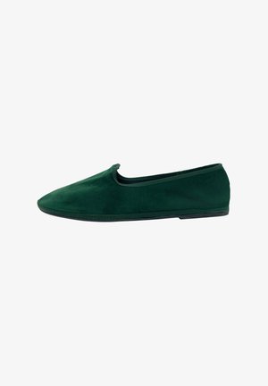 Soulier vert à enfiler en daim doux. Présente un design bas, un bout rond et une semelle en caoutchouc noir. Pas de matériel ou de motifs visibles.