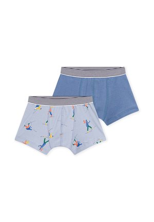 Due boxer da ragazzo, uno blu tinta unita e uno azzurro chiaro con motivo colorato di sciatori, entrambi con fascia elastica a righe bianche e nere.