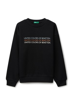 Sudadera negra de cuello redondo con el texto "UNITED COLORS OF BENETTON." impreso tres veces en colores azul, naranja y blanco en el pecho.