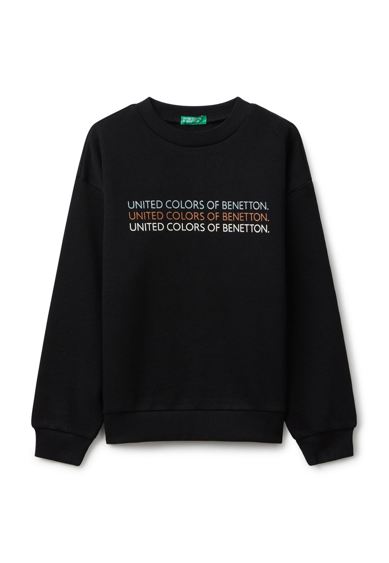 Sudadera negra de cuello redondo con el texto "UNITED COLORS OF BENETTON." impreso tres veces en colores azul, naranja y blanco en el pecho.