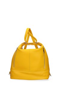 Zaino in pelle gialla con spallacci regolabili, dettagli con zip e finitura testurizzata; forma ovale con fondo strutturato e apertura superiore.