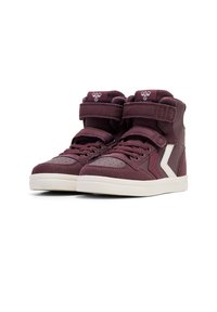 Burgundero hohe Sneaker aus Wildleder und Leder, mit zwei verstellbaren Klettverschlüssen, durchlöchtem Zehenbereich und weißen Akzenten.