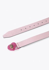 Roze leren riem met een gestructureerde afwerking, voorzien van een hartvormige gesp versierd met roze strassteentjes en een goudkleurige versiering.