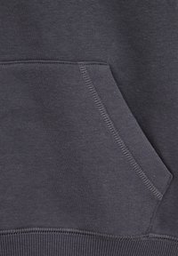 Ciemnoszary sweatshirt z przednią kieszenią w kształcie kangura, żebrowanym dołem i teksturowaną powierzchnią. Szwy podkreślają jakość wykonania.