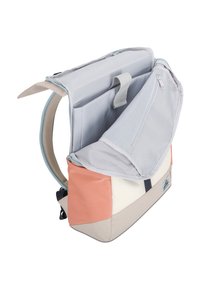 Színes hátizsák barack, krém és világosszürke színekben. Jellemzői között szerepel a fedélzár, párnázott pántok és több belső zseb a rendszerezés érdekében.