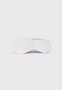 Suola della scarpa realizzata in gomma bianca con un motivo di presa esagonale, accentuata da sezioni viola e rosa, texture liscia.