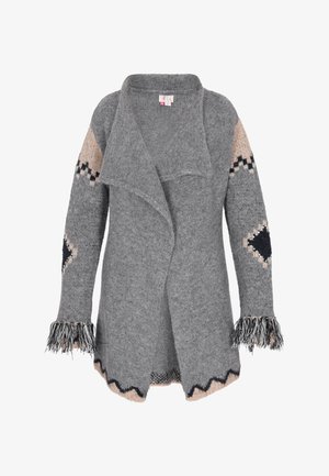 Szürke kötött kardigán sállal, bézs és fekete mintás ujjak, és rojtos mandzsetták. Csipkés szegéllyel rendelkezik.