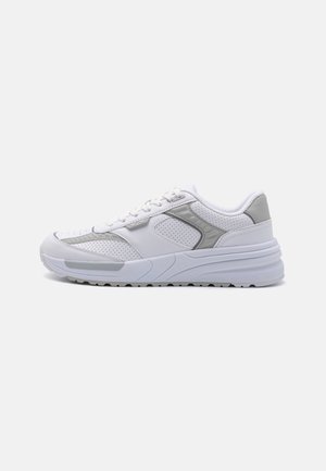 Weißer und grauer Sneaker mit niedrigem Schaft, perforierten Seiten, Schnürverschluss und dicker, strukturierter Sohle, von der Außenseite vor einem einfarbigen Hintergrund dargestellt.