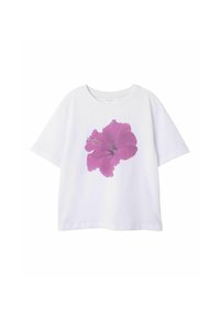 Hvid bomulds t-shirt med korte ærmer, der har et stort pink hibiscus blomsterprint på fronten. Enkel rund halsudskæring.