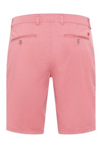 Pantaloni corti rosa con finitura testurizzata, dotati di due tasche posteriori con chiusura a bottone e passanti per la cintura. Lunghezza standard e vestibilità su misura.