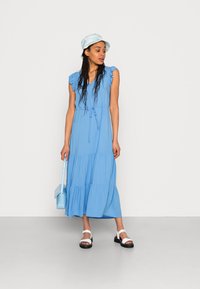 b.young FRILL DRESS - Nappali ruha - ultramarine