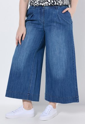 Ulla Popken CROPPED STRETCH FIT WIDE LEG MARY JEANS - Wide leg - blue denim
