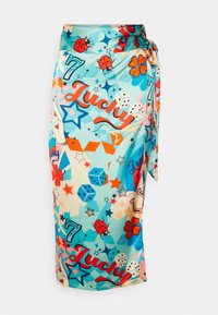 Puuvillakangasta valmistettu vaaleansinisestä satiinista, jossa on rohkea ja värikäs kuvio, jossa näkyy tähtiä, leppäkerttuja, noppia sekä sana "Lucky" punaisena.