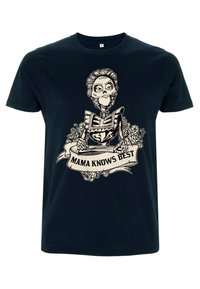 Černé bavlněné tričko se skeletonovým designem a květinovým motivem, s nápisem "MAMA VÍ NEJLEPŠE" na banneru pod ním.