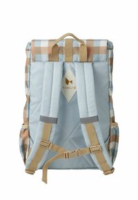 Hellblauer Rucksack mit einem karierten Muster in Creme, Braun und Blau. Enthält verstellbare Träger und ein Logodetail auf einem Diamant-Patch.