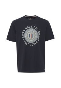Marineblå bomulds t-shirt med rund halsudskæring og korte ærmer, prydet med et cirkulært logo-design i lys grå og røde accenter.