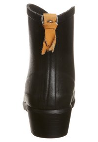 Bottine en cuir noir à finition lisse, avec une boucle d'accent en cuir tanné et un petit talon. Design robuste avec un bout arrondi.