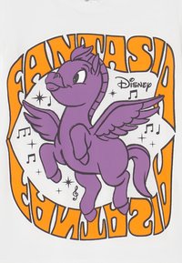 Fialový kůň s křídly, jehož přední nohy jsou zvednuté, obklopený oranžovým textem "Fantasia" a hudebními notami na bílém pozadí.