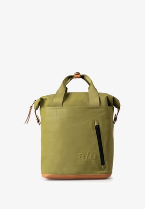 Borsa impermeabile verde con design a risvolto, accentuata da una base in pelle, tasca frontale con zip e due manici robusti.
