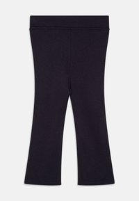 Fekete, bővülő leggings puha, rugalmas anyagból, elasztikus derékpánttal; sima felülettel és letisztult vonalakkal rendelkezik.