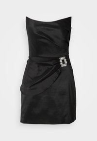 Mustmust kätist dress, millel on volditud detailid ja dekoratiivne kivikestede aksent vöökoha juures. Sile tekstuur, keha lähedane siluett.