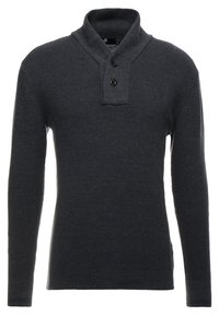 Ciemnoszary sweter dzianinowy z szalowym kołnierzem, zapięciem na trzy guziki i prążkowaną fakturą; dopasowane długie rękawy i proste wykończenie.