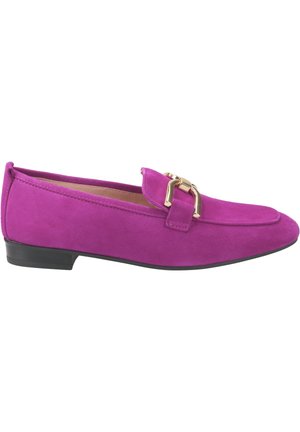 Mocasines de gamuza fucsia con suela plana negra, que cuentan con un acento de hebilla en tono dorado en el empeine. Textura suave, silueta clásica.