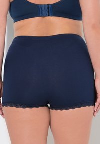 Námořnické bavlněné boxerky s jemným krajkovým lemem na spodním okraji, které mají hladkou texturu a přiléhavý design pro maximální pohodlí.