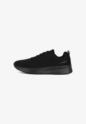 Schwarze Sportschuhe aus atmungsaktivem Mesh-Material mit einer strukturierten Sohle, rundem Zehenbereich und traditionellem Schnürdesign.