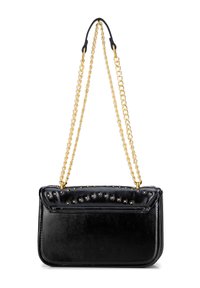 Czarna torebka z ekologicznej skóry ze pikowanym wierzchem, złotymi ćwiekami i podwójnym łańcuszkowym paskiem. Kompaktowy, prostokątny kształt.