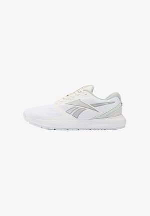 Zapatilla deportiva blanca y gris claro para correr, con malla transpirable, suela acolchada y diseño con cordones, vista de lado.