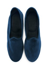 Chaussons en velours bleu avec une texture lisse, bout arrondi et ouverture élastiquée pour un enfilage facile. Doublés d'un tissu foncé assorti.