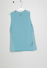 Lichtblauw mouwloos shirt met een afgeronde rand, gaas zijkanten en een label op de achterkant van de halslijn. Gemaakt van lichtgewicht stof.