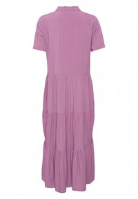 Kortärmad, lager-på-lager klänning i mjuk lila tyg. Har en volangkrage och en flödande design, vilket skapar en avslappnad silhuett.