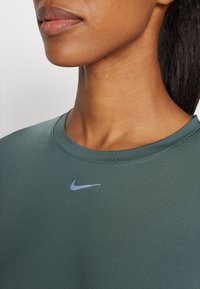 Nike Performance ONE CLASSIC  - Spordi T-särk - vintage green/black