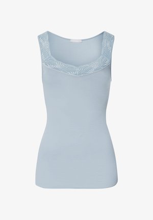 Top de tirantes azul claro hecho de una tela suave. Presenta un escote amplio con intrincados detalles de encaje a lo largo del borde. Textura smooth.
