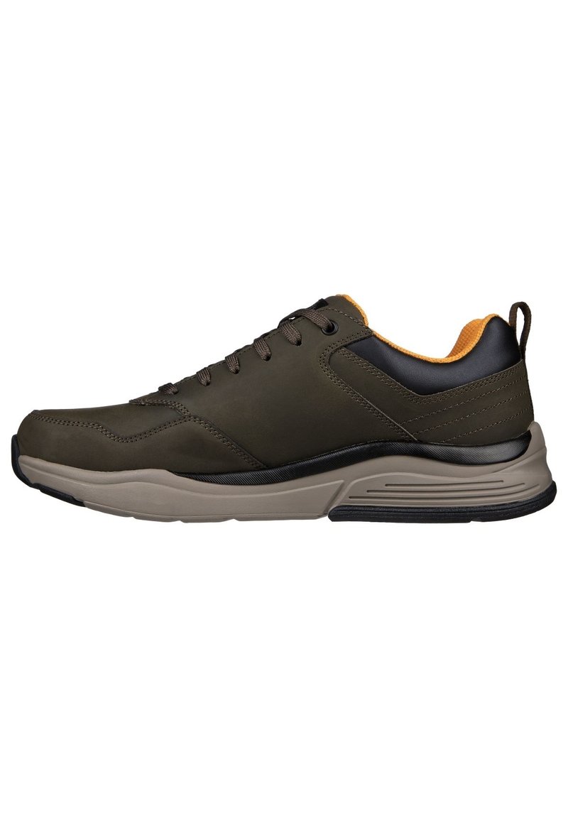 Sneaker da uomo con tomaia verde oliva, dettagli neri e una foderatura interna arancione a contrasto. Suola imbottita per supporto e comfort.