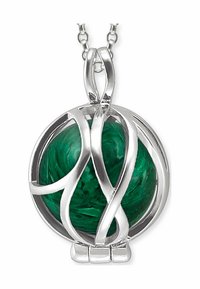 Silberanhänger mit einem runden grünen Malachitstein, der in gewundenen Metallbändern eingefasst ist. Das Design hat eine polierte Oberfläche und eine glatte Textur.