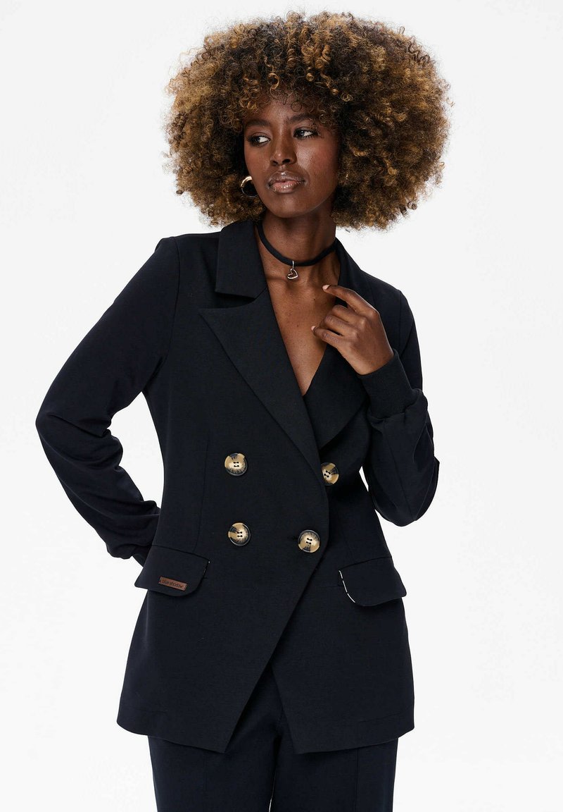 Zwarte dubbelgemonteerde blazer met gouden knopen, notch-kraag, zijzakken en een gladde textuur. Heeft aansluitende mouwen en een slank ontwerp.