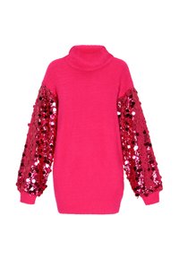 Pulover roz cu guler înalt, având o textură pufoasă, cu mâneci lungi ornamentate cu paiete roșii într-un model circular.