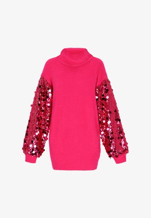 Rosa Rollkragensweater mit flauschiger Textur, ausgestattet mit langen Ärmeln, die mit roten Pailletten in einem kreisförmigen Muster verziert sind.